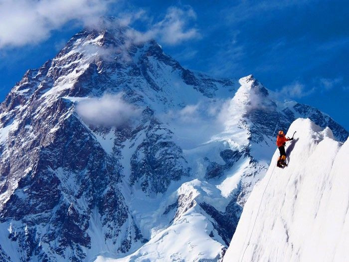  2. K2 không có tuyến leo dễ dàng nào. Trong khi Everest có nhiều tuyến đường dễ tiếp cận hơn, tất cả các tuyến lên K2 đều cực kỳ nguy hiểm và đòi hỏi kỹ năng leo núi chuyên nghiệp. Điều này khiến nó trở thành thách thức lớn ngay cả với những nhà leo núi giàu kinh nghiệm. Ảnh: Pinterest.