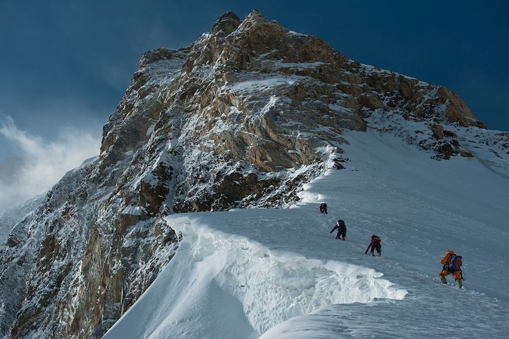  7. Không ai có thể leo K2 vào mùa đông cho đến năm 2021. Trong nhiều năm, K2 là đỉnh núi 8.000m duy nhất chưa từng được chinh phục vào mùa đông. Phải đến ngày 16/1/2021, một nhóm leo núi người Nepal mới làm nên lịch sử khi đặt chân lên đỉnh trong điều kiện băng giá khắc nghiệt. Ảnh: Pinterest.