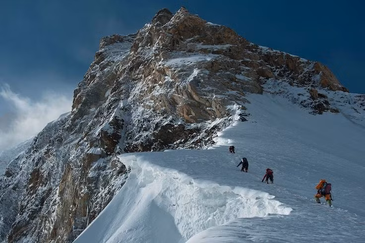  7. Không ai có thể leo K2 vào mùa đông cho đến năm 2021. Trong nhiều năm, K2 là đỉnh núi 8.000m duy nhất chưa từng được chinh phục vào mùa đông. Phải đến ngày 16/1/2021, một nhóm leo núi người Nepal mới làm nên lịch sử khi đặt chân lên đỉnh trong điều kiện băng giá khắc nghiệt. Ảnh: Pinterest.