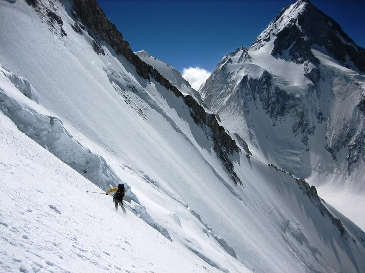  6. Thời tiết trên K2 khắc nghiệt đến mức khó dự đoán. Bão tuyết trên K2 có thể kéo dài nhiều ngày, với sức gió cực mạnh và nhiệt độ xuống tới -60°C. Điều này khiến việc leo núi trở nên nguy hiểm, ngay cả trong mùa hè. Ảnh: Pinterest.