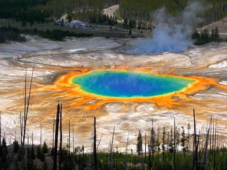  5. Nơi có hồ nước nóng đầy màu sắc "Grand Prismatic Spring". Hồ Grand Prismatic Spring là hồ nước nóng lớn nhất nước Mỹ, nổi tiếng với màu sắc cầu vồng tuyệt đẹp, được tạo nên bởi vi khuẩn chịu nhiệt sống trong nước. Ảnh: Pinterest.