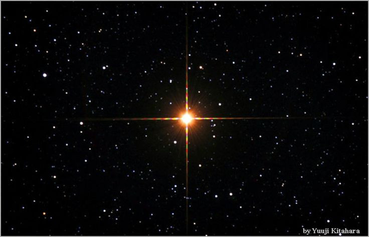  1. Betelgeuse là một trong những sao khổng lồ đỏ lớn nhất mà chúng ta biết. Với đường kính ước tính khoảng 1.000 lần Mặt Trời, nếu đặt sao Betelgeuse vào vị trí của Mặt Trời, rìa của nó có thể mở rộng đến quỹ đạo Sao Mộc hoặc thậm chí xa hơn. Ảnh: Pinterest.