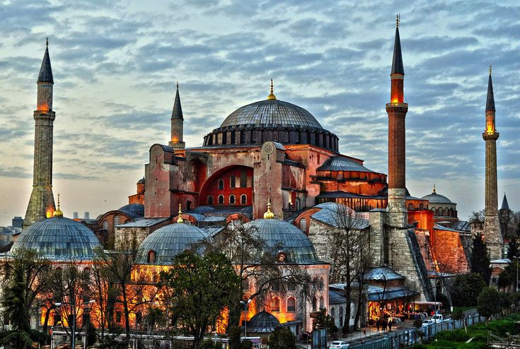  7. Hagia Sophia – kỳ quan kiến trúc vĩ đại. Hagia Sophia, ban đầu là nhà thờ, sau trở thành nhà thờ Hồi giáo, và ngày nay là bảo tàng, từng là tòa nhà lớn nhất thế giới trong gần 1.000 năm và vẫn là một biểu tượng kiến trúc vĩ đại. Ảnh: Pinterest.