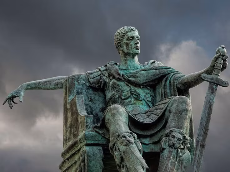  2. Được Hoàng đế Constantine Đại đế thành lập. Năm 330, Hoàng đế La Mã Constantine Đại đế đổi tên thành phố từ Byzantium thành Constantinopolis (thành phố của Constantine), biến nó thành thủ phủ “La Mã mới” của phương Đông. Ảnh: Pinterest.