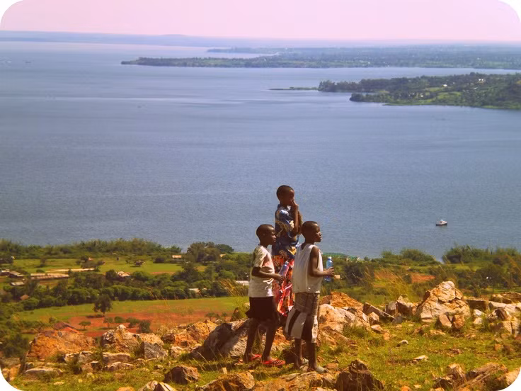  4. Là nguồn chính của sông Nile. Hồ Victoria là nguồn cung cấp nước chính cho sông Nile Trắng, một trong hai nhánh chính của sông Nile, giúp duy trì hệ thống sông quan trọng nhất châu Phi. Ảnh: Pinterest.