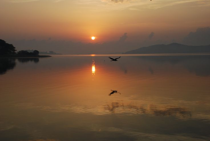  7. Có những hiện tượng thời tiết nguy hiểm. Hồ Victoria nổi tiếng với những cơn giông bão dữ dội và không thể đoán trước, gây nguy hiểm cho các ngư dân và thuyền bè hoạt động trên hồ. Ảnh: Pinterest.