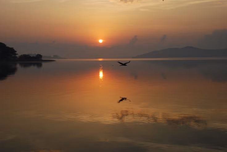  7. Có những hiện tượng thời tiết nguy hiểm. Hồ Victoria nổi tiếng với những cơn giông bão dữ dội và không thể đoán trước, gây nguy hiểm cho các ngư dân và thuyền bè hoạt động trên hồ. Ảnh: Pinterest.