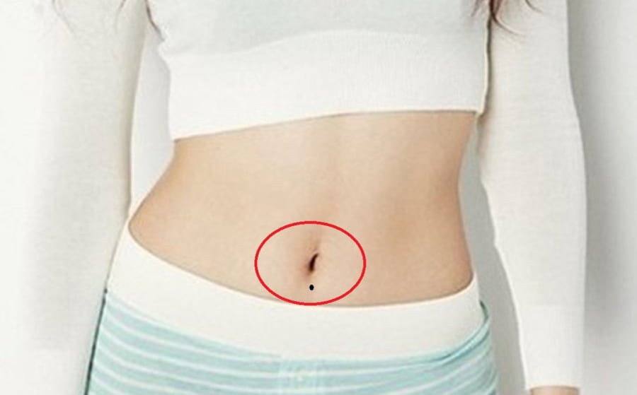 Nốt ruồi ở rốn: Nốt ruồi ở vị trí này tương đối hiếm so với nốt ruồi xuất hiện trên khuôn mặt. Tuy nhiên, nốt ruồi ở vị trí này tiết lộ rất nhiều điều về tính cách và vận mệnh của một người. Nốt ruồi ở rốn được cho là sẽ mang lại tài lộc và cả hạnh phúc cho người sở hữu.