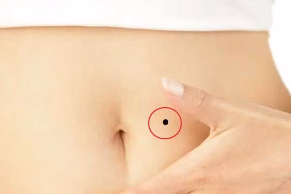  Nốt ruồi ở phía bên phải rốn thường tiết lộ người này có khả năng thu hút người khác giới đồng thời ham muốn "chuyện ấy" mạnh mẽ. Điều này đôi khi cũng gây bất lợi cho người nữ, bởi họ sẽ khó tìm được người đồng hành chân thật và dễ vướng mắc vào vòng xoáy tình cảm.