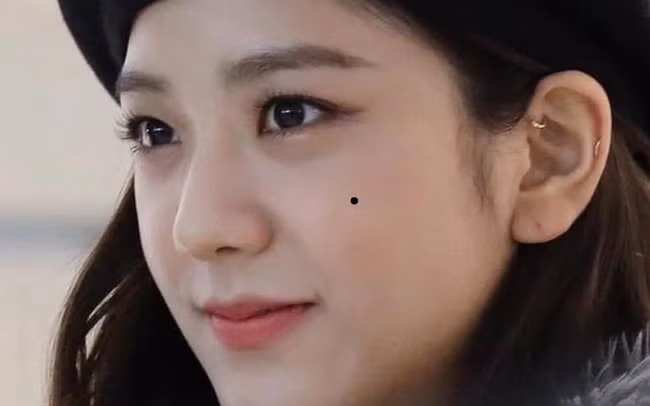  Vị trí nốt ruồi ở gò má tiết lộ đây là con người yêu sự nghiệp và sẽ hết mình phấn đấu cho sự nghiệp. Đồng thời, điều này cũng tiết lộ tính cách thực sự của họ. Họ thường là người có lập trường, tính cách rõ ràng và thường suy nghĩ logic nhiều hơn thay vì cảm xúc.