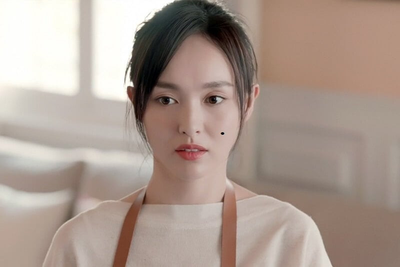 Nốt ruồi ở xương gò má: Trong Nhân tướng học, gò má tượng trưng cho quyền lực và sự phú quý của một người trên khuôn mặt. Nếu một người có nốt ruồi trên gò má thì tỷ lệ thành công trong sự nghiệp của họ sẽ cao hơn.