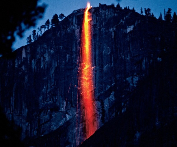  3. Thác lửa phụ thuộc vào nhiều yếu tố tự nhiên. Để hiện tượng này xảy ra, thác nước cần có đủ nước từ tuyết tan, bầu trời phải trong xanh không có mây che khuất, và ánh nắng phải chiếu vào đúng góc độ. Ảnh: Pinterest.