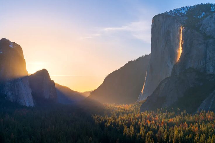  7. Chụp ảnh thác lửa Yosemite đòi hỏi kỹ thuật cao. Do ánh sáng thay đổi nhanh chóng và điều kiện thời tiết có thể không thuận lợi, các nhiếp ảnh gia thường phải chuẩn bị kỹ lưỡng, sử dụng chân máy và cài đặt tốc độ màn trập phù hợp để bắt được khoảnh khắc kỳ diệu này. Ảnh: Pinterest.