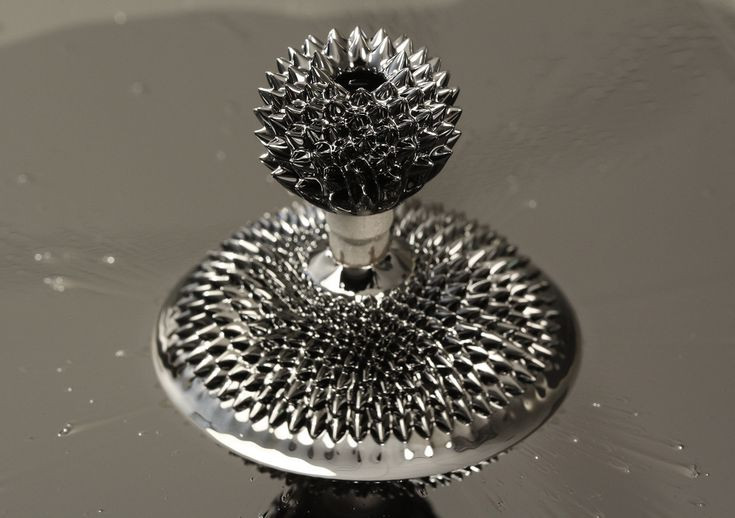  4. Có thể làm cho một số vật không từ tính trở nên từ tính. Bằng cách đặt một số vật liệu (như sắt non) gần nam châm mạnh, chúng có thể trở nên từ tính tạm thời. Hiện tượng này gọi là cảm ứng từ. Ảnh: Pinterest.