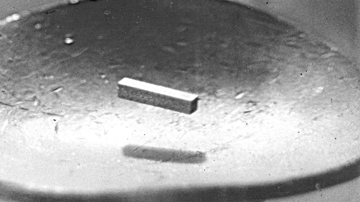 7. Nam châm có thể đẩy lùi một số vật phi kim loại. Một số vật liệu như graphite (than chì) và bismuth (bitmut) có tính chất nghịch từ (diamagnetism), cho phép chúng bị đẩy bởi một nam châm mạnh. Điều này tạo ra hiệu ứng "bay lơ lửng" khi đặt chúng trên nam châm siêu mạnh. Ảnh: Pinterest.