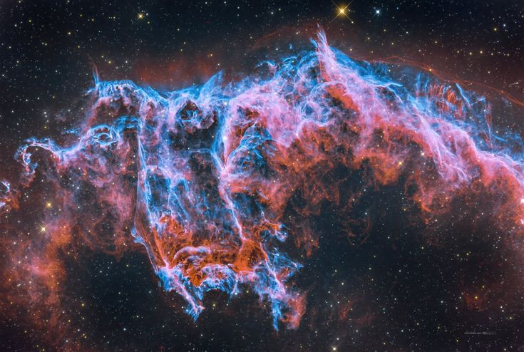  4. Một số tinh vân có kích thước khổng lồ. Tinh vân có thể rộng hàng trăm năm ánh sáng. Ví dụ, Tinh vân Tarantula có đường kính hơn 600 năm ánh sáng, đủ lớn để chứa hàng triệu Mặt Trời. Ảnh: Pinterest.