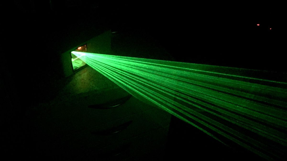  4. Không phải tất cả laser đều có màu đỏ. Laser có thể có nhiều màu khác nhau tùy thuộc vào loại vật liệu phát xạ, bao gồm đỏ, xanh lá, xanh dương, tím, hồng ngoại, và tia X. Ảnh: Pinterest.