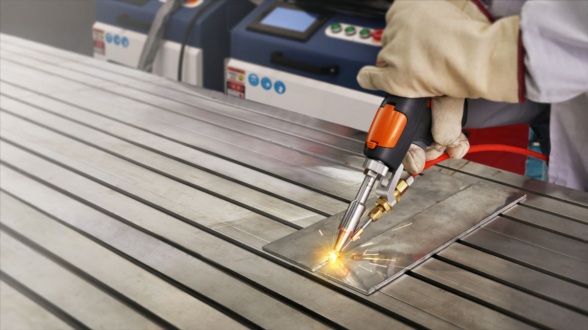  5. Có thể cắt kim loại. Một số loại laser công suất cao có thể tạo ra cường độ ánh sáng cực mạnh, đủ để cắt kim loại hoặc đốt cháy vật liệu ngay lập tức. Ảnh: Pinterest.