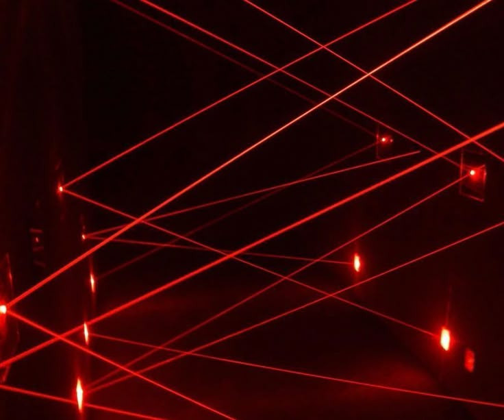  1. "Laser" là từ viết tắt. Từ LASER là viết tắt của cụm từ tiếng Anh: Light Amplification by Stimulated Emission of Radiation, tức là "Khuếch đại ánh sáng bằng phát xạ kích thích". Ảnh: Pinterest.