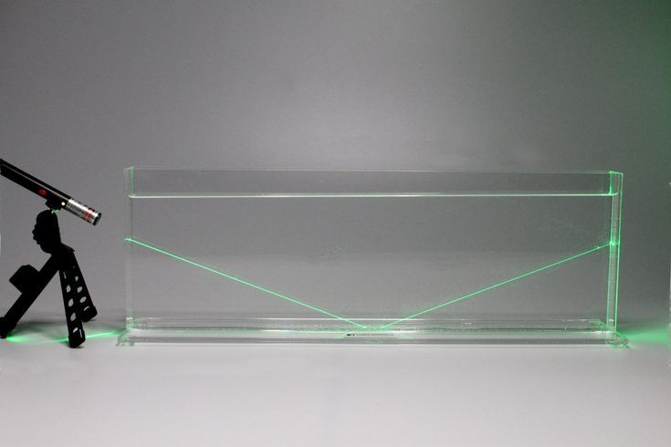  8. Laser có thể truyền đi khoảng cách cực xa trong không gian. Do tia laser không bị phân tán nhiều trong môi trường chân không, chúng có thể truyền đi hàng triệu km. NASA đã từng sử dụng laser để gửi tín hiệu đến tàu thăm dò trên Mặt Trăng. Ảnh: Pinterest.