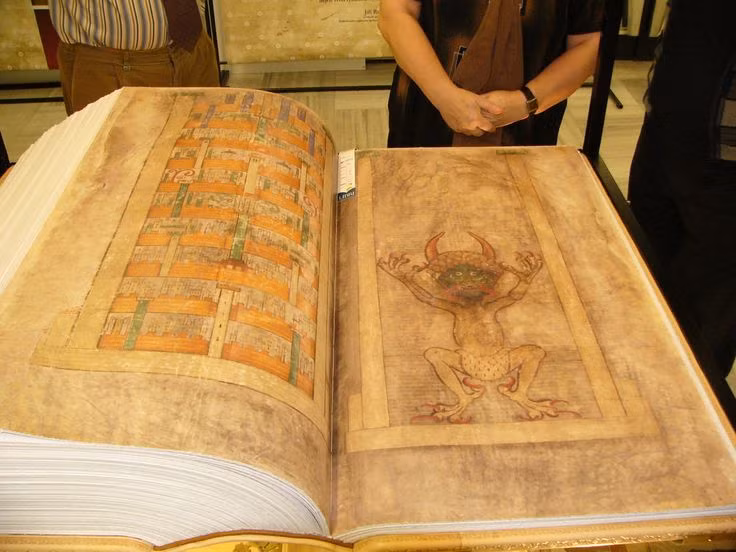  3. Chứa một bức vẽ nổi tiếng về quỷ Satan. Điểm đặc biệt nhất của Codex Gigas là trang có hình vẽ một con quỷ lớn, được cho là biểu tượng của quỷ Satan. Đây là một trong những bức minh họa đáng sợ nhất trong các bản thảo thời Trung cổ. Ảnh: Pinterest.