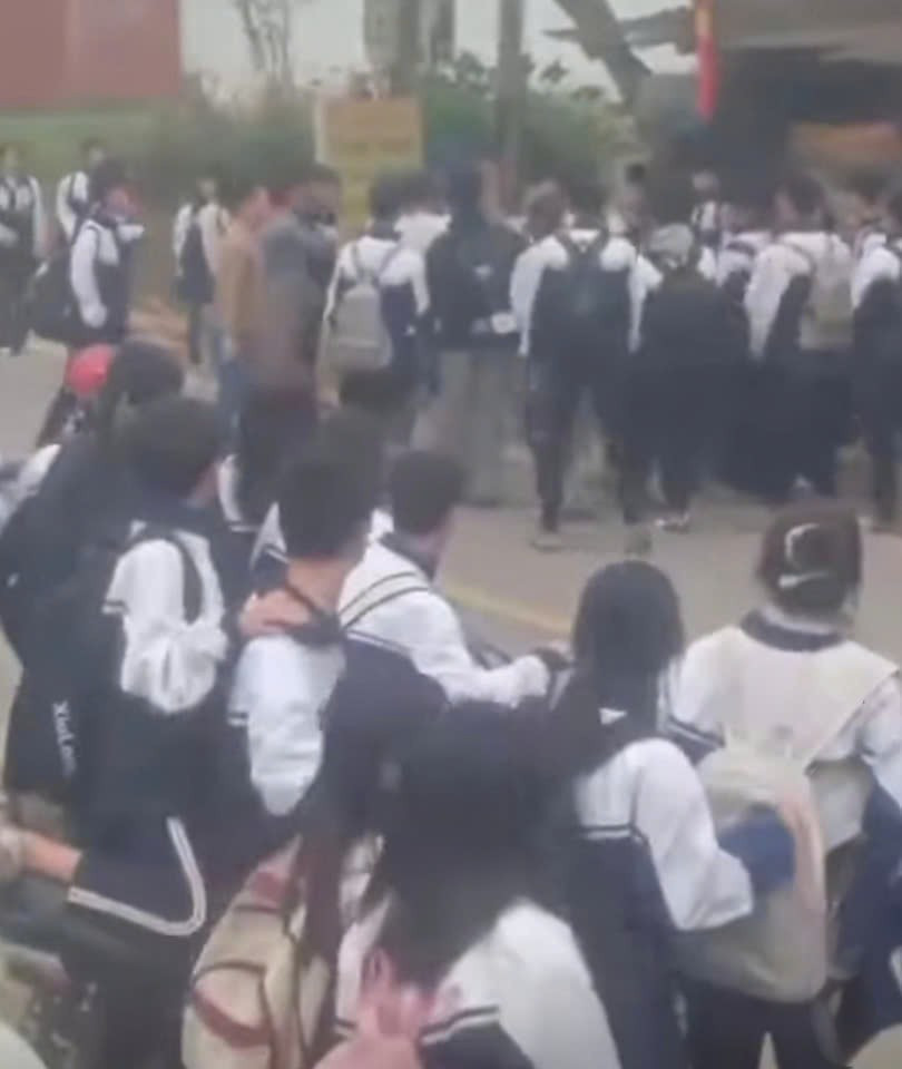 Lập biên bản vụ phụ huynh dùng mũ bảo hiểm đánh bạn của con Lap bien ban vu phu huynh dung mu bao hiem danh ban cua con