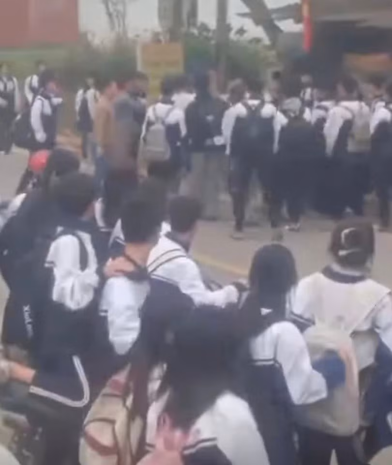 Lap bien ban vu phu huynh dung mu bao hiem danh ban cua con