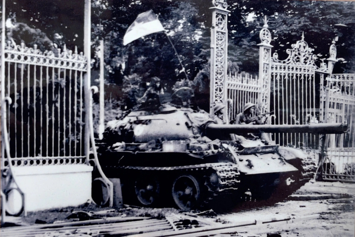 Ẩn số trong bức ảnh xe tăng tiến vào Dinh Độc Lập An so trong buc anh xe tang tien vao Dinh Doc Lap