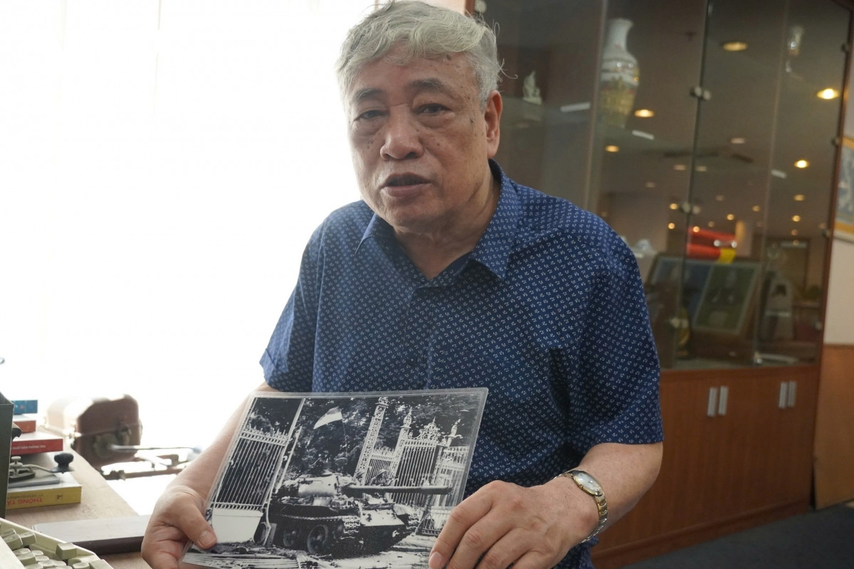 Ẩn số trong bức ảnh xe tăng tiến vào Dinh Độc Lập - Hình 2 An so trong buc anh xe tang tien vao Dinh Doc Lap-Hinh-2