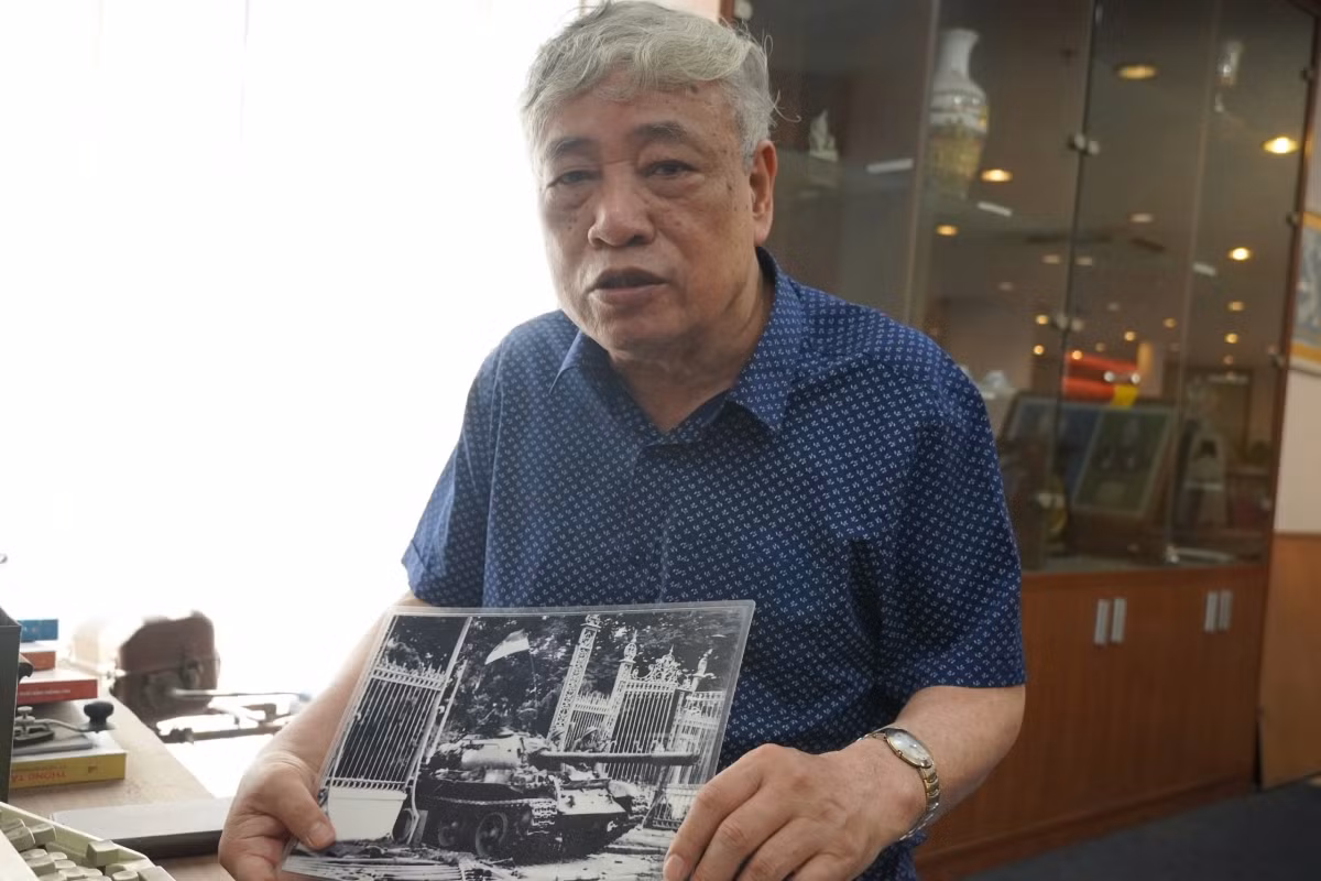 An so trong buc anh xe tang tien vao Dinh Doc Lap-Hinh-2