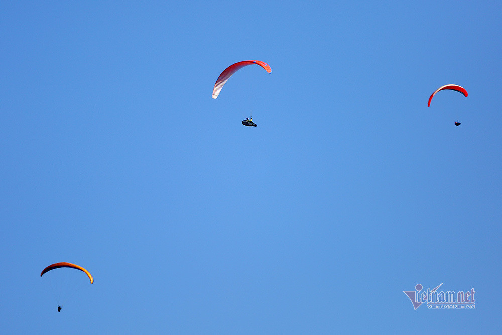 Mãn nhãn cánh dù lượn bay trên đỉnh Putaleng ở Lai Châu
