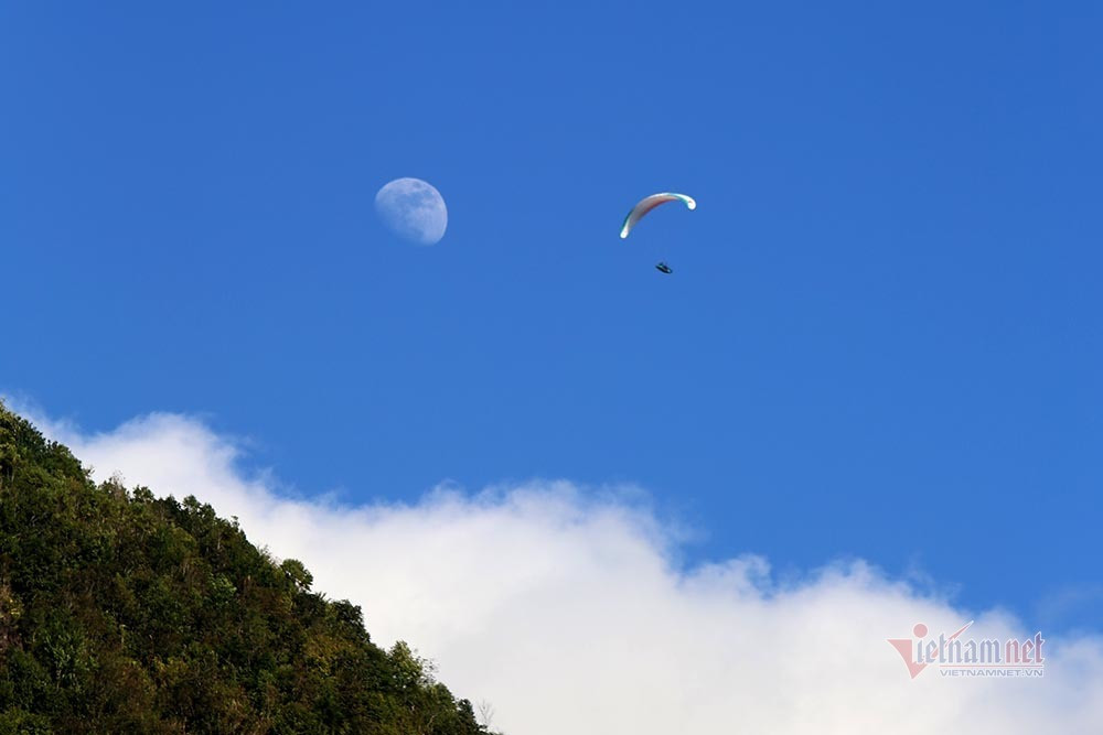 Còn anh Tan Mickey, phi công người Singapore cho biết đã có những cung bậc cảm xúc đặc biệt sau những giờ bay trên đỉnh Putaleng. "Có nhiều bạn bè tôi cũng muốn tham dự giải nhưng vì dịch Covid-19, họ không thể đến đây. Sau khi thực hiện phần bài thi, tôi nhận thấy rằng, nơi đây không chỉ mang nét đẹp hoang sơ mà còn có địa hình rất thích hợp với những vận động viên thích trải nghiệm, khám phá", anh Tan Mickey nói. Ảnh: Thỏa giấc mơ chinh phục "nóc nhà thứ hai của Đông Dương"