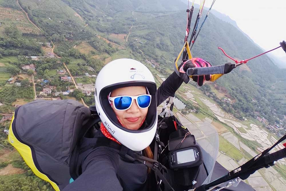 Tại buổi thăm và động viên các phi công trước giờ thi, Chủ tịch UBND tỉnh Lai Châu Trần Tiến Dũng cho biết, tỉnh có nhiều điều kiện thuận lợi để khai thác và phát triển các loại hình du lịch và các môn thể thao mạo hiểm. Ảnh: Chị Vũ Đoàn Thùy Dương thực hiện phần thi tại giải năm nay