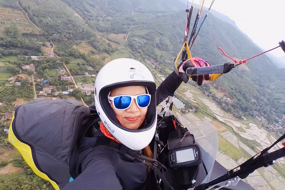 Tại buổi thăm và động viên các phi công trước giờ thi, Chủ tịch UBND tỉnh Lai Châu Trần Tiến Dũng cho biết, tỉnh có nhiều điều kiện thuận lợi để khai thác và phát triển các loại hình du lịch và các môn thể thao mạo hiểm. Ảnh: Chị Vũ Đoàn Thùy Dương thực hiện phần thi tại giải năm nay