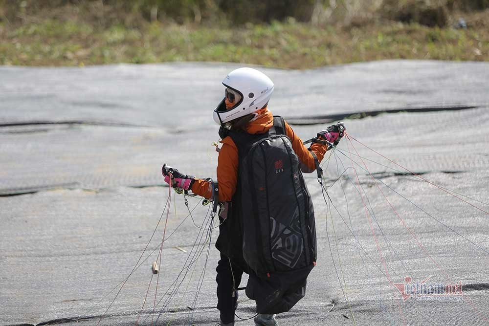 Nơi đây hội tụ đủ các yếu tố như những dãy núi đá cao, trải dài, là điểm bay an toàn, ấn tượng, phi công có cơ hội thể hiện khả năng kỹ thuật cao, bay dọc trên sườn Tây dãy Hoàng Liên Sơn, thưởng ngoạn khung cảnh tự nhiên, ngắm đời sống dân sinh từ trên cao, đồng thời có cơ hội phá vỡ những kỷ lục dù lượn cá nhân đường trường tại đây. Ảnh: Một phi công trước giờ xuất phát