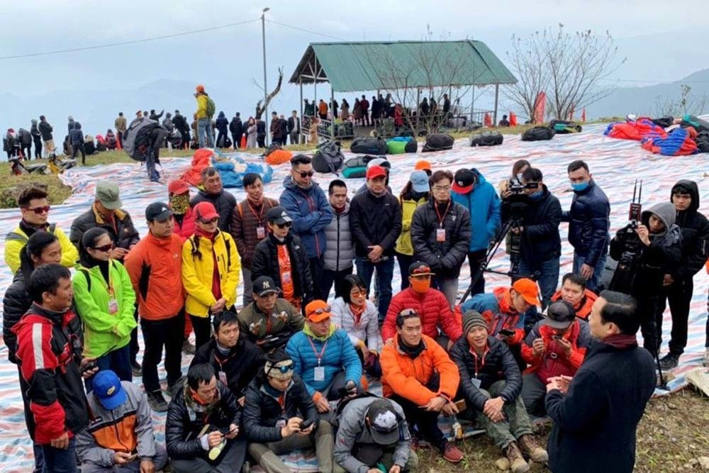 Cuộc thi dù lượn được tổ chức tại điểm bay Sì Thâu Chải (xã Hồ Thầu, Tam Đường) và điểm kết thúc là sân vận động huyện Tam Đường. Điểm bay Sì Thâu Chải nổi tiếng là điểm lý tưởng bởi đáp ứng đủ nhiều điều kiện để phi công thỏa sức thể hiện các màn trình diễn kỹ thuật cao, được bay cao, bay xa, thưởng ngoạn khung cảnh tự nhiên và có cơ hội phá vỡ những kỷ lục dù lượn cá nhân đường trường. Chủ tịch UBND tỉnh Lai Châu Trần Tiến Dũng động viên các phi công trước giờ bay Bay trên "nóc nhà thứ hai của Đông Dương" Ghi nhận của VietNamNet tại điểm bay Sì Thâu Chải chiều 25/12, các phi công chính thức thực hiện các bài thi của mình. Hàng chục cánh dù lượn với màu sắc sặc sỡ, bay trên những ngọn núi của huyện Tam Đường đã thu hút nhiều ánh nhìn. Phóng tầm mắt từ điểm cao của bản Sì Thâu Chải, những cánh dù lượn đủ sắc màu bay giữa nền trời xanh trong, hòa với cảnh sắc núi rừng Tây Bắc. Có những khoảnh khắc, du khách òa lên khi chứng kiến những cánh dù như đang bay thật gần với mặt trăng.