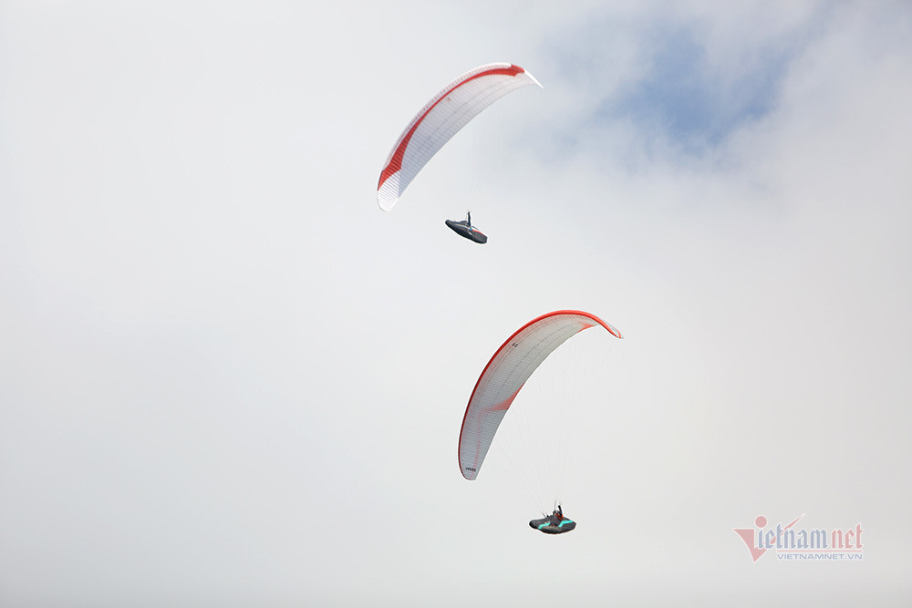 Chiêm ngưỡng cánh dù lượn trên đỉnh Putaleng ở Lai Châu