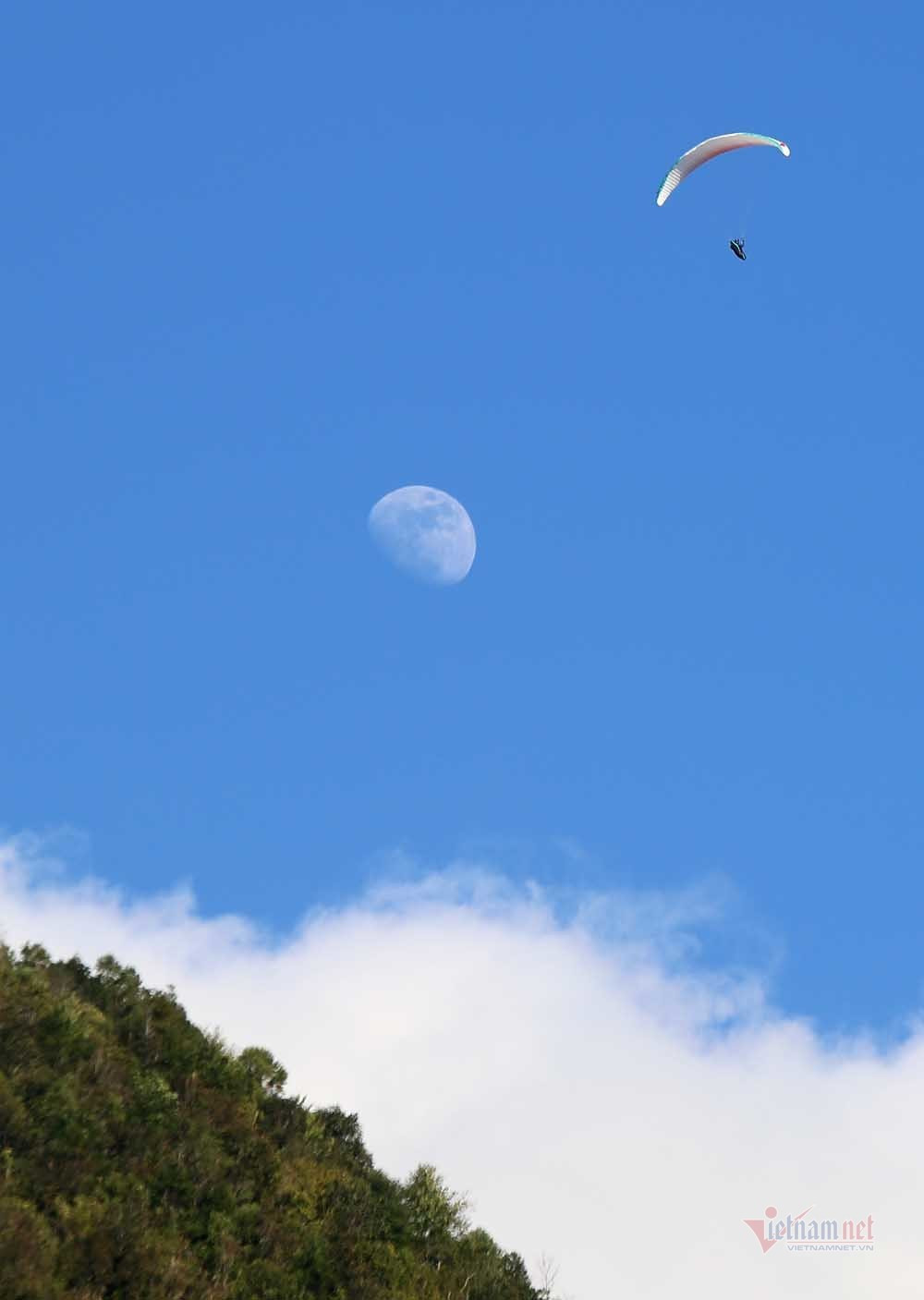 Putaleng là đỉnh núi nằm trên dãy Hoàng Liên Sơn, được mệnh danh là "nóc nhà thứ hai của Đông Dương" với độ cao 3.049m. Mấy năm trở lại đây, địa danh Putaleng đã được các phi công trong nước, Quốc tế khám phá và yêu thích, bởi so với các điểm bay dù lượn trong cả nước, hiếm những nơi có điều kiện địa hình điểm bay đủ tốt để phi công có thể thực hiện chuyến bay đường dài. Ảnh: Đa phần các phi công đều chia sẻ cảm xúc tuyệt vời sau nhiều giờ bay trên đỉnh Putaleng