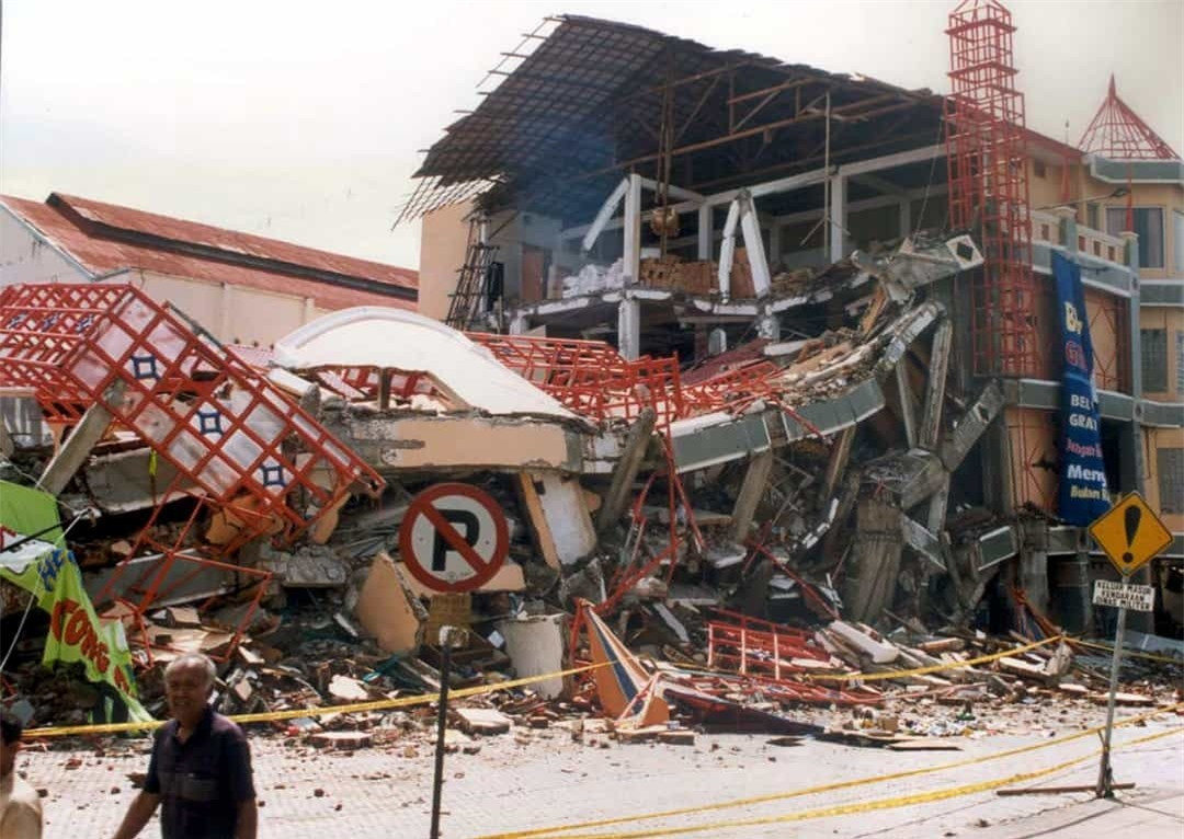 Sumatra, Indonesia (2004): Trận động đất này tấn công Ấn Độ Dương và có cường độ 9,3 độ richter. Nó đã tạo ra một trận sóng thần lớn, một làn sóng tàn phá đến kinh hoàng khiến hơn 225.000 người thiệt mạng.