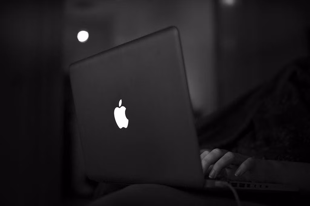 Quả táo phát sáng được xem là biểu tượng trên dòng MacBook. Do đó, việc loại bỏ chi tiết này sau hơn 15 năm gắn bó gây nhiều tranh cãi trong cộng đồng người dùng thiết bị Apple. Những chiếc MacBook ra mắt sau năm 2015 chỉ có logo mờ tương tự iPad. Ảnh: Cult of Mac.