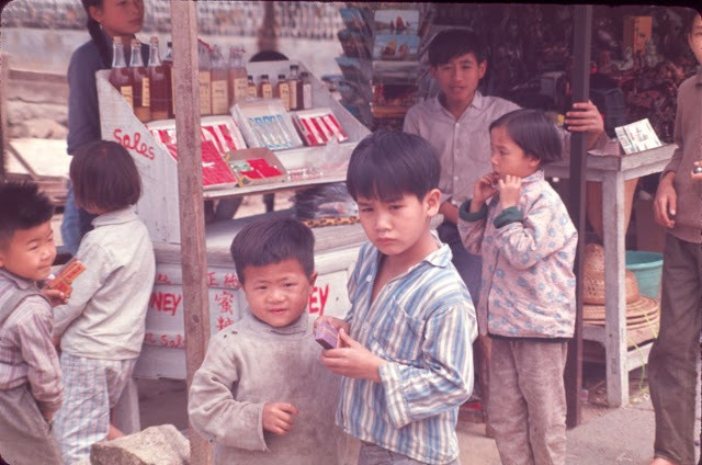 Fan Ho không phải nhiếp ảnh gia duy nhất nổi tiếng với bộ ảnh về Hong Kong thập niên 1950, 1960. Gần đây, bộ ảnh với màu phim kiểu vintage này cũng được nhiều trang mạng chia sẻ. Trong ảnh, trẻ em bao quanh một cửa hàng bách hóa nhỏ.