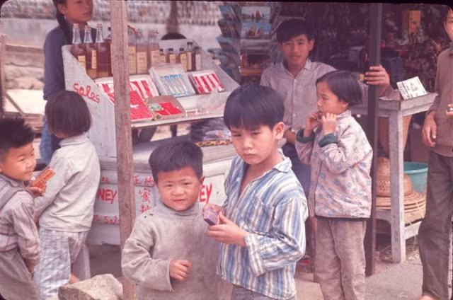 Fan Ho không phải nhiếp ảnh gia duy nhất nổi tiếng với bộ ảnh về Hong Kong thập niên 1950, 1960. Gần đây, bộ ảnh với màu phim kiểu vintage này cũng được nhiều trang mạng chia sẻ. Trong ảnh, trẻ em bao quanh một cửa hàng bách hóa nhỏ.
