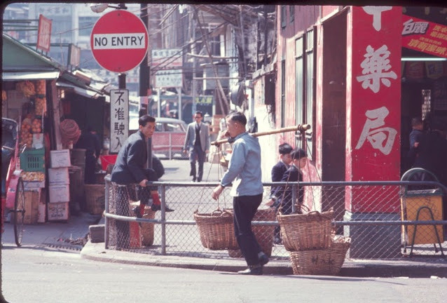 Cho tới ngày nay, nhiều nhiếp ảnh gia vẫn sử dụng công nghệ làm màu để tái hiện khung cảnh xưa cũ của Hong Kong.