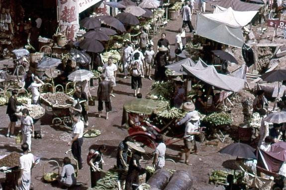 Không có siêu thị hiện đại, người Hong Kong thời điểm này chủ yếu vẫn đến chợ để mua nhu yếu phẩm.