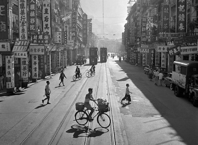 Ở thời điểm những năm 1960, mức sống của người dân Hong Kong tương đối ổn định. Tuy nhiên, thu nhập của họ vẫn ở mức thấp. Các nhà máy mới xuất hiện liên tục, từ 3.000 vào thập niên 1950 tăng lên 10.000 ở thập niên 1960.
