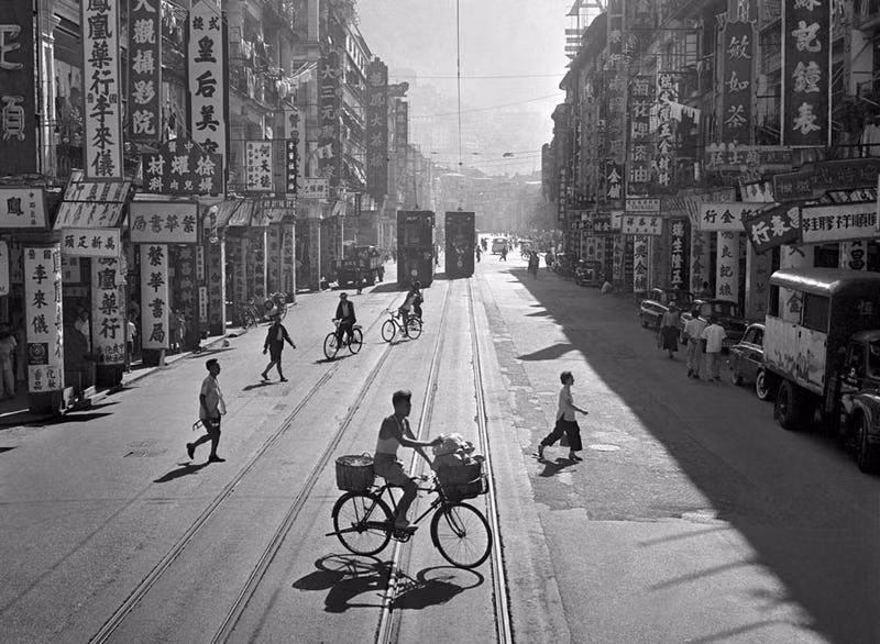 Ở thời điểm những năm 1960, mức sống của người dân Hong Kong tương đối ổn định. Tuy nhiên, thu nhập của họ vẫn ở mức thấp. Các nhà máy mới xuất hiện liên tục, từ 3.000 vào thập niên 1950 tăng lên 10.000 ở thập niên 1960.