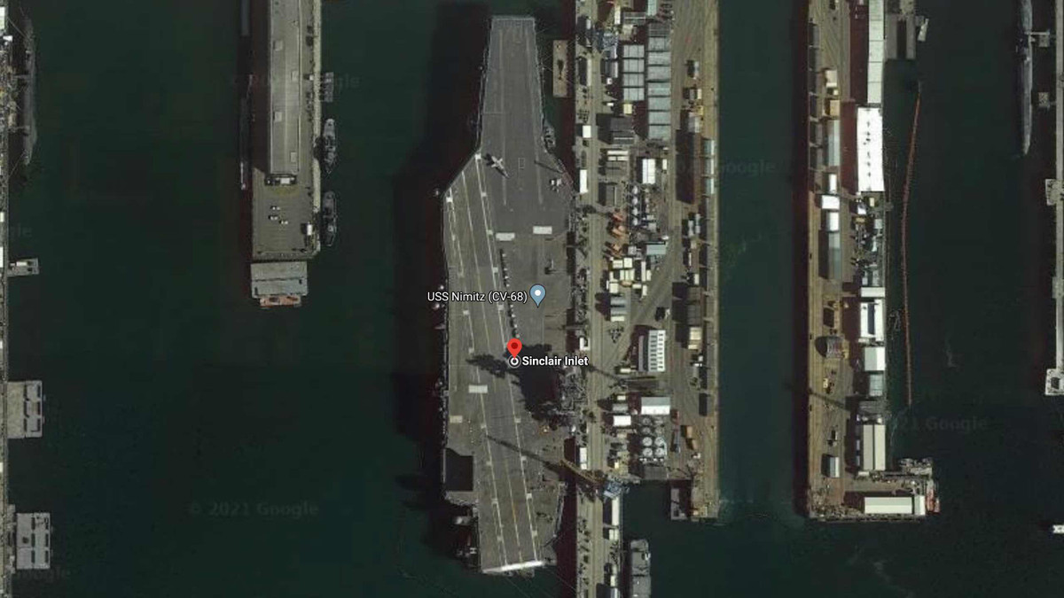  USS Nimitz (CVN-68) là siêu hàng không mẫu hạm đầu tiên thuộc lớp tàu sân bay Nimitz. Là một trong những tàu chiến lớn nhất thế giới, CVN-68 được khởi đóng vào ngày 22/6/1968, hạ thủy vào 13/5/1972 và hoạt động từ 3/5/1975 đến nay. Tàu có chiều dài tổng thể 332,8 m, chỗ rộng nhất 76,8 m, trọng lượng dịch chuyển 110.250 tấn. Ảnh vệ tinh cho thấy CVN-68 được neo tại cảng thuộc thành phố Bremerton, bang Washington (Mỹ).