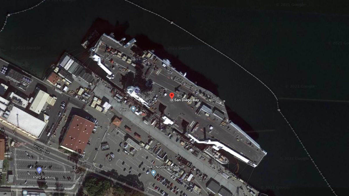 Là siêu hàng không mẫu hạm thứ 3 thuộc lớp Nimitz, USS Carl Vinson (CVN-70) được hạ thủy vào 15/3/1980 và hoạt động từ 13/3/1982. Theo Wikipedia, tàu sân bay được đặt theo tên đại biểu quốc hội Carl Vinson để ghi nhận đóng góp của ông cho lực lượng Hải quân Mỹ. Ngoài tham gia chiến tranh Iraq hay chiến dịch Southern Watch, thi thể trùm khủng bố Osama bin Laden đã được thả xuống biển từ boong tàu CVN-70. Đây cũng là nơi tổ chức trận bóng rổ giữa đội Bắc Carolina và Michigan nhân ngày cựu chiến binh Mỹ năm 2011.