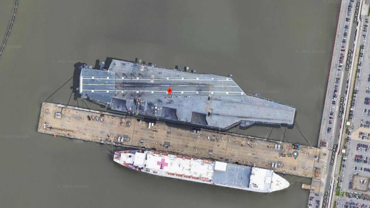  USS George Washington (CVN-73) là chiếc thứ 6 thuộc lớp tàu sân bay Nimitz, siêu hàng không mẫu hạm thứ 4 được đặt theo tên tổng thống đầu tiên của Mỹ. Tàu sân bay hoạt động từ 4/7/1992. Năm 2008, CVN-73 trở thành tàu sân bay chạy năng lượng hạt nhân đầu tiên được triển khai tại căn cứ hải quân Yokosuka (Nhật Bản). Ảnh vệ tinh từ Google Maps cho thấy CVN-73 được neo tại cảng thành phố Norfolk.