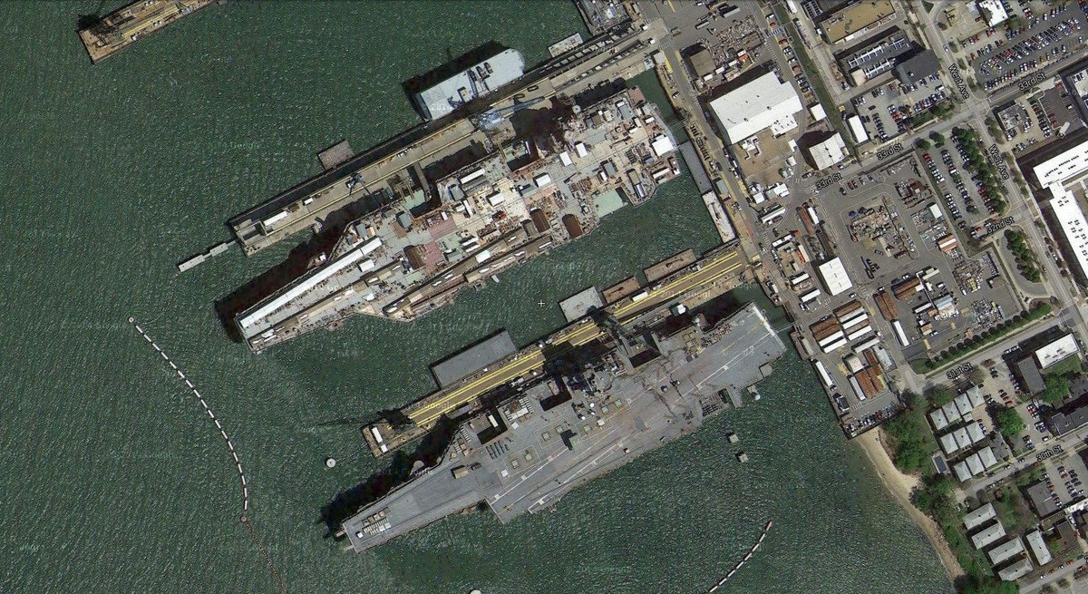  USS Gerald R. Ford (CVN-78) là chiếc đầu tiên thuộc lớp tàu sân bay cải tiến từ Nimitz, được đặt theo tên tổng thống thứ 38 của Mỹ. Đây là siêu hàng không mẫu hạm lớn và đắt giá nhất của Mỹ cho đến nay, trị giá khoảng 13 tỷ USD với hàng loạt công nghệ tiên tiến. CVN-78 đi vào hoạt động từ ngày 22/7/2017 sau nhiều lần trì hoãn và đội giá. Con tàu đang trải qua các chiến dịch thử nghiệm trước khi bước vào nhiệm vụ chiến đấu đầu tiên vào năm 2022. Ảnh vệ tinh chụp năm 2015 cho thấy CVN-78 được lắp ráp phía trên, trong khi ở dưới là tàu USS Enterprise (CVN-65) đã "về hưu" năm 2012. Ảnh: Reddit.